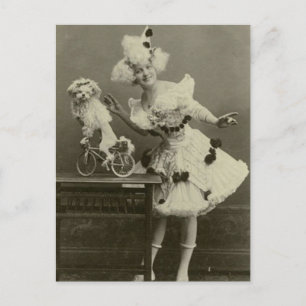 Lustige Frau im Vintage-Look, verkleidet als Pudel Postkarte
