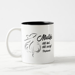 Lustige Frau in den Wechseljahren, immer noch heiß Zweifarbige Tasse