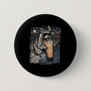 Lustige Frauen-Waschbär trinkt eisgekühlten Kaffee Button