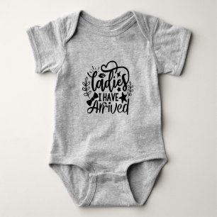 Lustige Geburtsankündigung Typografie Baby Strampler