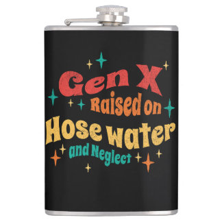Lustige Gen X, die mit Schlauchwasser und Vernachl Flachmann