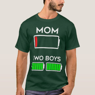 Lustige genervte Mutter von zwei Jungen Batterie l T-Shirt