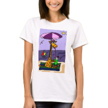 Lustige Giraffe am Strand