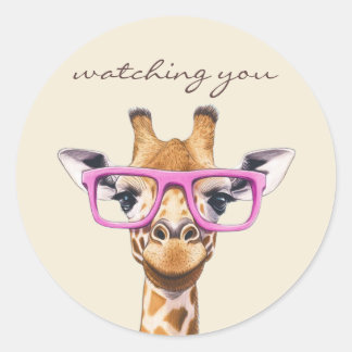 Lustige Giraffe beobachtet dich rosa Brille Runder Aufkleber