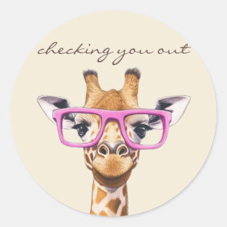 Lustige Giraffe, die dich mustert Runder Aufkleber