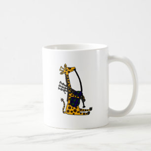 Lustige Giraffe, die Dudelsack-Kunst spielt Tasse