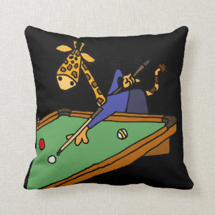 Lustige Giraffe, die Pool-Cartoon spielt Kissen