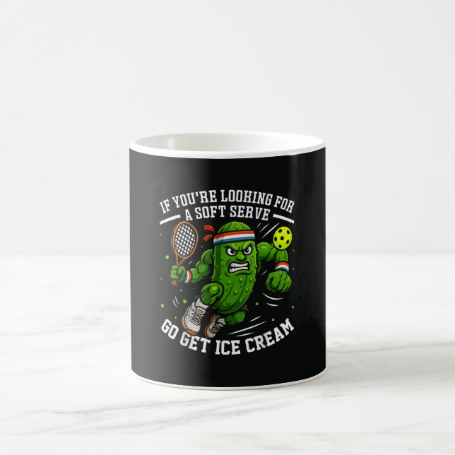 Lustige Gurke spielt Pickleball Kaffeetasse (Mittel)