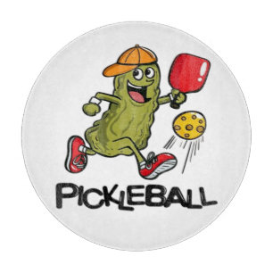 Lustige Gurke spielt Pickleball Schneidebrett