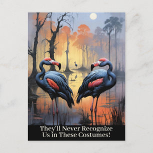 Lustige Halloween-Flamingos mit Geierkostümen Feiertagspostkarte
