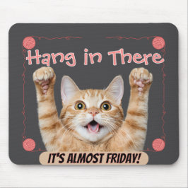 Lustige 'Halt Aus, es ist fast Freitag' Katze Mousepad