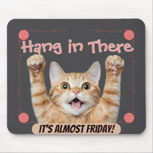 Lustige 'Halt Aus, es ist fast Freitag' Katze Mousepad