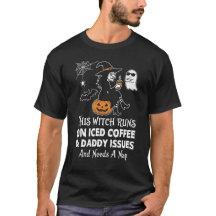 Lustige Hexe läuft mit Eiskaffee Daddy-Probleme Ni