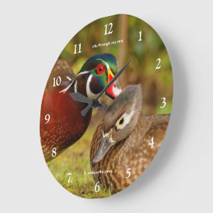 Lustige Holzente flüstert Süßigkeiten Große Wanduhr