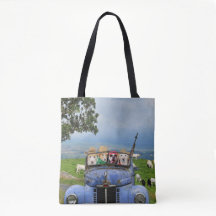 Lustige Hunde im alten Lieferwagen