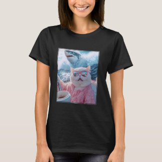 Lustige Katze Hai Meme Selfie Katze auf einer Yach T-Shirt