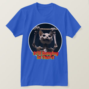 Lustige Katze hängt immer noch T-Shirt