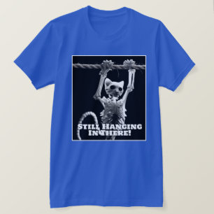 Lustige Katze hängt immer noch T-Shirt