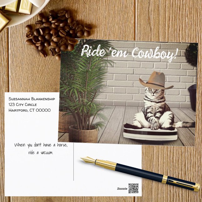 Lustige Katze mit Cowboyhut fährt auf Staubsauger Postkarte (Von Creator hochgeladen)