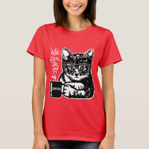 Lustige Katze motiviert durch Kaffee T-Shirt