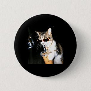 Lustige Katze trinkt eisgekühlten Kaffee Humor Mem Button