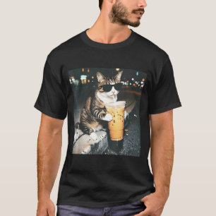 Lustige Katze trinkt Eiskaffee lustiger Katzenlieb T-Shirt