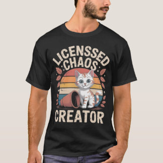 Lustige Katze wirft Sachen um T-Shirt