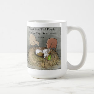 Lustige Kiwi-Vögel pflegen ihre Früchte Tasse