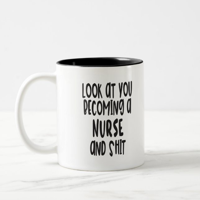 Lustige Krankenschwester-Abschluss-Tasse Zweifarbige Tasse (Links)