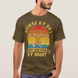 Lustige Krankenschwester bei Tag, bester Vater übe T-Shirt