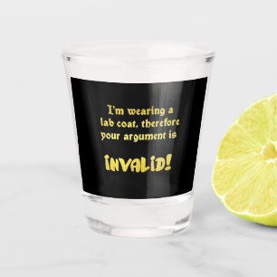 Lustige Laborkittel-Logik: Der ultimative Argument Schnapsglas