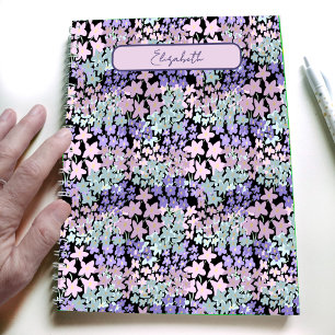 Lustige lila und rosa Blumen mit individuellem Nam Notizblock
