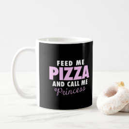 Lustige Mädchen füttern mir Pizza und rufen mich Tasse