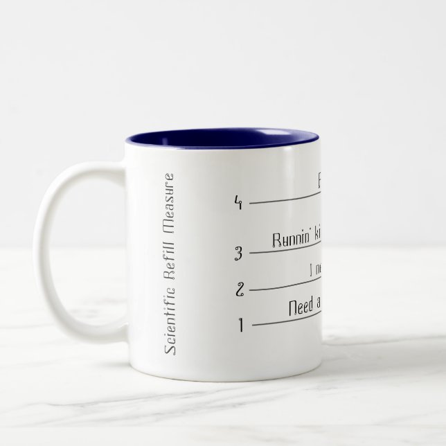 Lustige messende Tasse (Links)