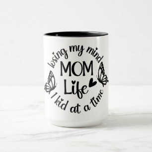 Lustige MOM Life Tasse mit Schmetterlingsdesign