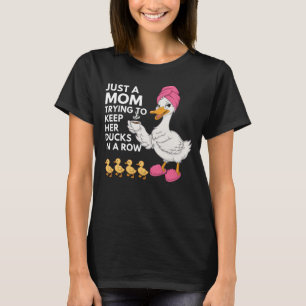 Lustige Mutter, die versucht, ihre Enten in einer T-Shirt