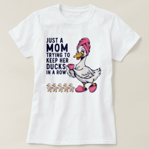 Lustige Mutter, die versucht, ihre Enten in einer T-Shirt