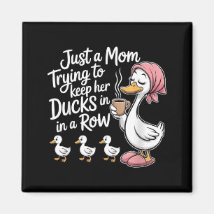 Lustige Mutter versucht, Enten in einer Reihe zu h Magnet