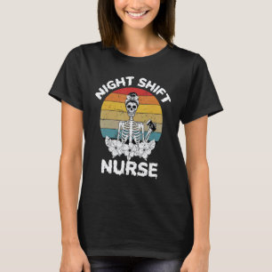 Lustige Nachtschicht Krankenschwester Skelett Hall T-Shirt