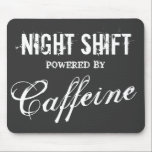 Lustige Nachtschicht-Mausunterlage | angetrieben Mousepad<br><div class="desc">Lustige Nachtschicht-Mausunterlage | angetrieben durch Koffein. Geeky Geschenkidee für Kaffeeliebhaber und Koffeinsüchtige bei der Arbeit. Coffeeholic Spaß für die Hilfsschreibtischangestellten,  Nachtschichtkrankenschwester,  Sicherheitsschutz und Büroangestellte,  die spät arbeiten. Personalizable Job-Berufswitz und -farben. Vintager beunruhigter Blick.</div>