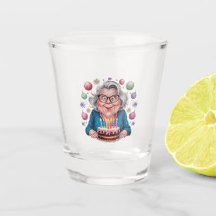 Lustige Oma, die auf Geburtstagskuchen schaut Schnapsglas
