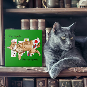 Lustige Orangekatze spielt Solitär Karten Fliese