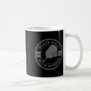 Lustige Pickleball-Spielzüge von Frauen mit andere Kaffeetasse