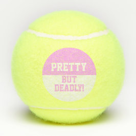 Lustige rosa das Tennis-Bälle der hübschen aber Tennisbälle