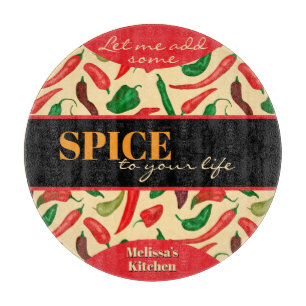 Lustige scharfe heiße Paprika rot grün Schneidebrett