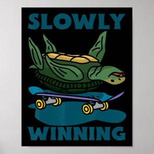 Lustige Schildkröte Skateboard fährt Langsam Gewin Poster