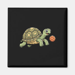 Lustige Schildkröte spielt Fußball mit Orange Ll  Magnet