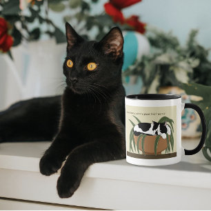 Lustige Schwarz-Weiß-Tuxedo-Katze schlafend in ein Tasse