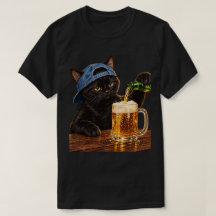 Lustige schwarze Katze, die Bier in einer verkehrt