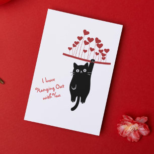 Lustige schwarze Katze hängt am Valentinstag herum Feiertagskarte